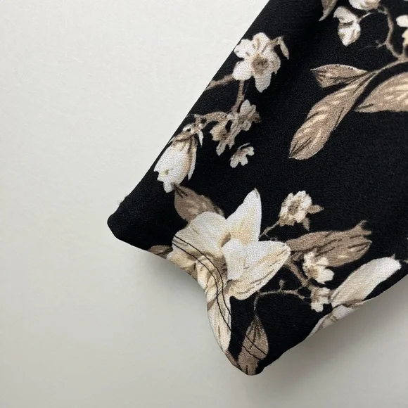 Clientele Floral V-Neck Blouse Black & Cream Print Women’s Size Medium - Picture 6 of 6